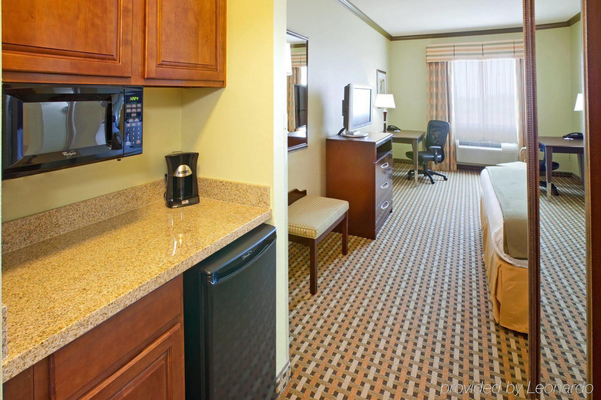 Holiday Inn Express & Suites Fort Worth - Fossil Creek By Ihg Rum bild